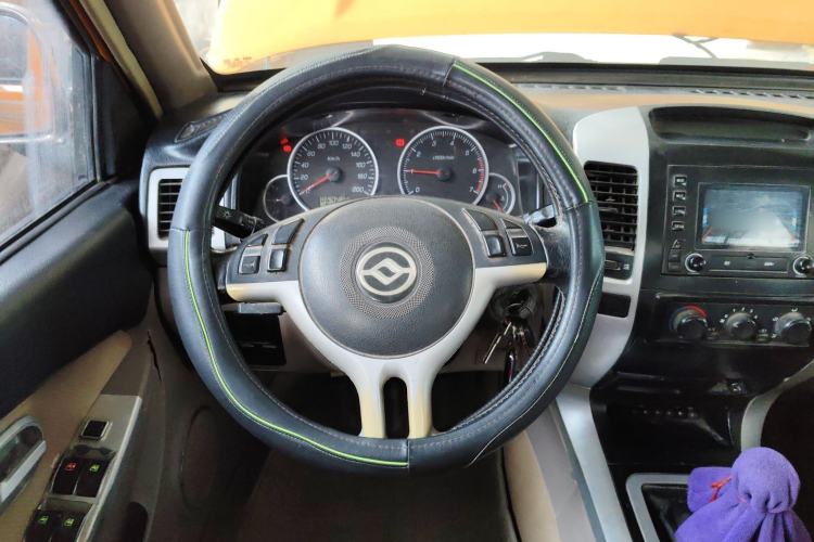 Used Huanghai Challenger SUV 2010 2.0L Two-Wheel Drive DD6490P Steering Wheel