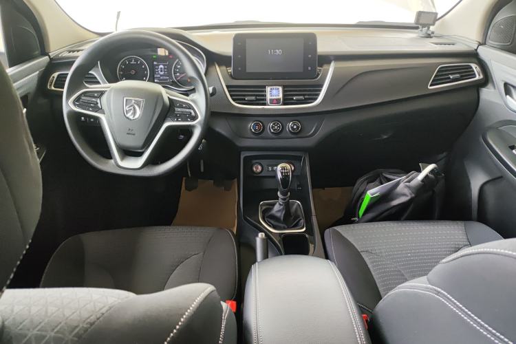 Used Baojun 730 2019 1.5T Manual Fashion Model 7-seater National V Center Console