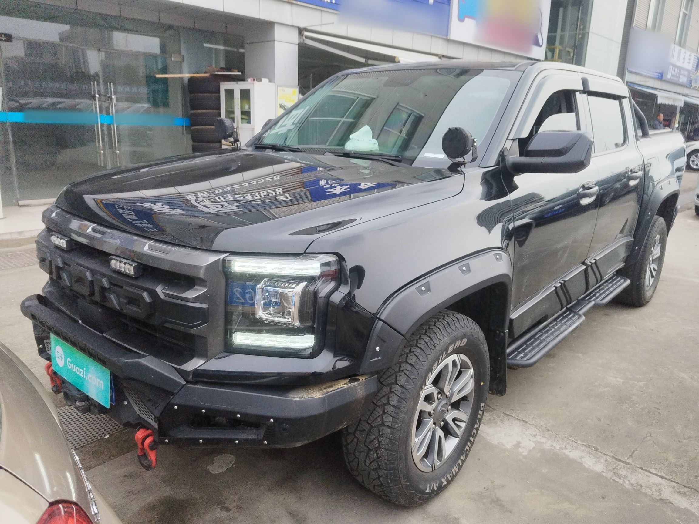 تحت مقدمة السيارة