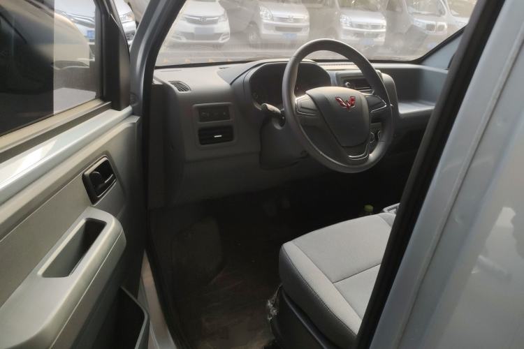 Used Wuling Yangguang 2024 300KM Comfort Version Passenger Van 75kW
