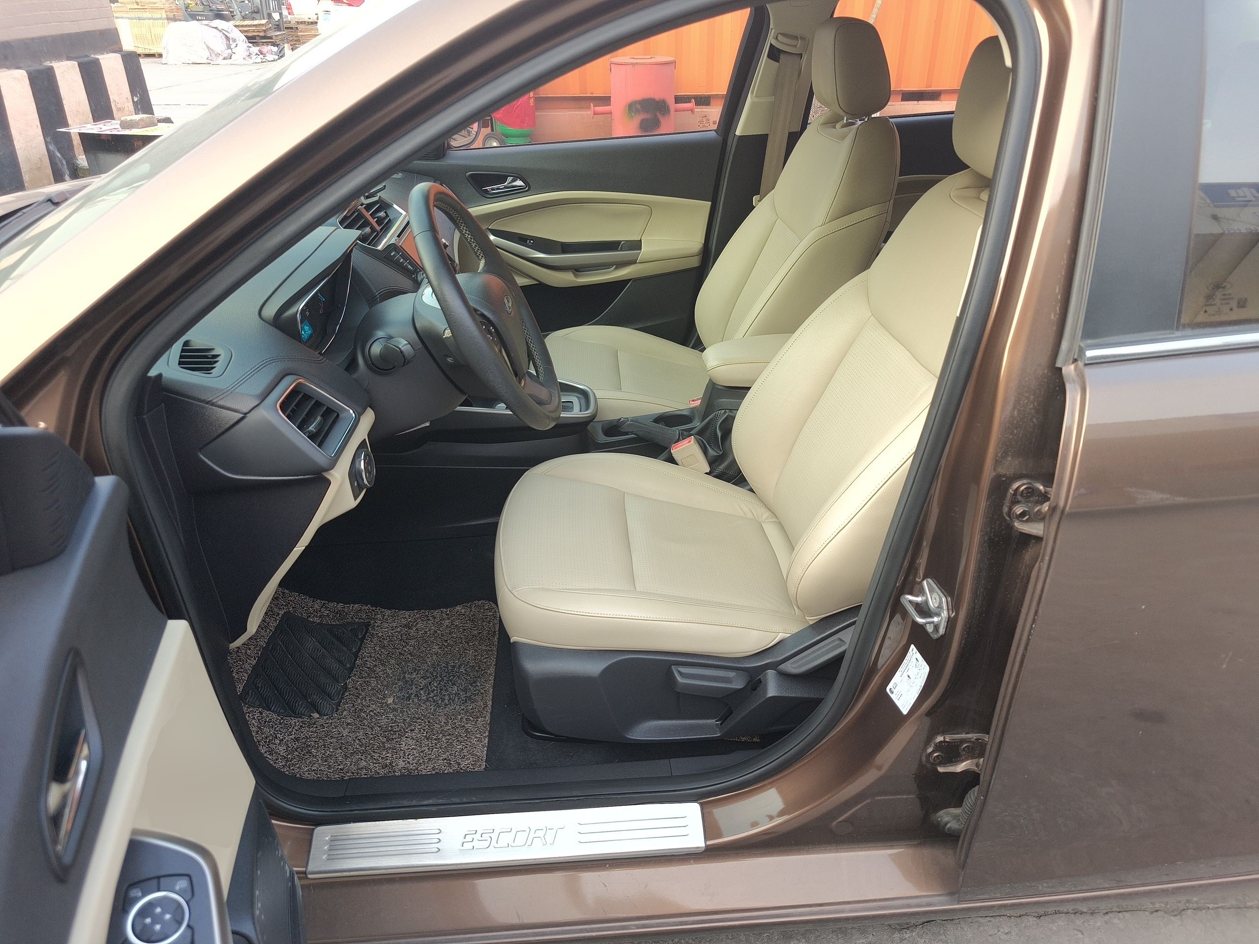 Переднее сиденье в автомобиле