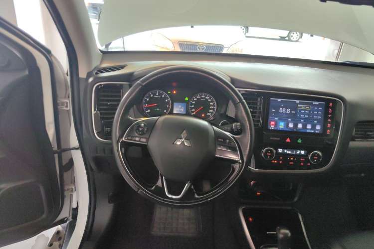 Used Mitsubishi Outlander 2017 2.0L Two-Wheel Drive Glory Edition 5 Seats