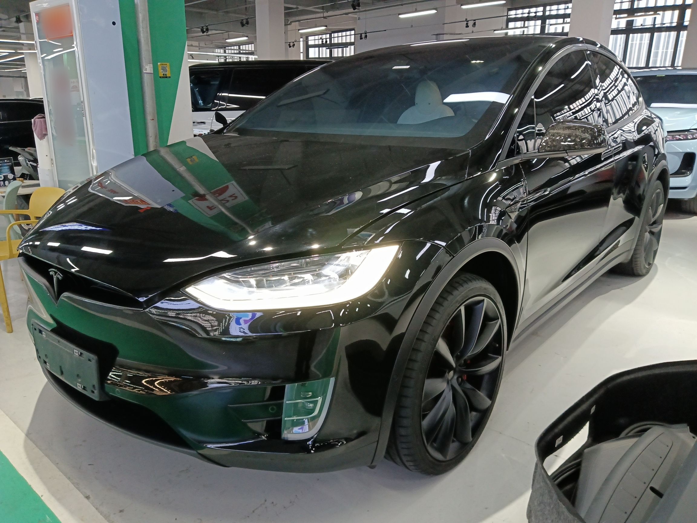 تحت مقدمة السيارة