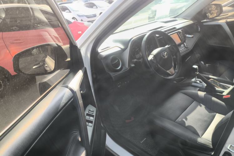 Used Toyota RAV4 2016 2.0L CVT Two-Wheel Drive Fashion Edition China V Standard
