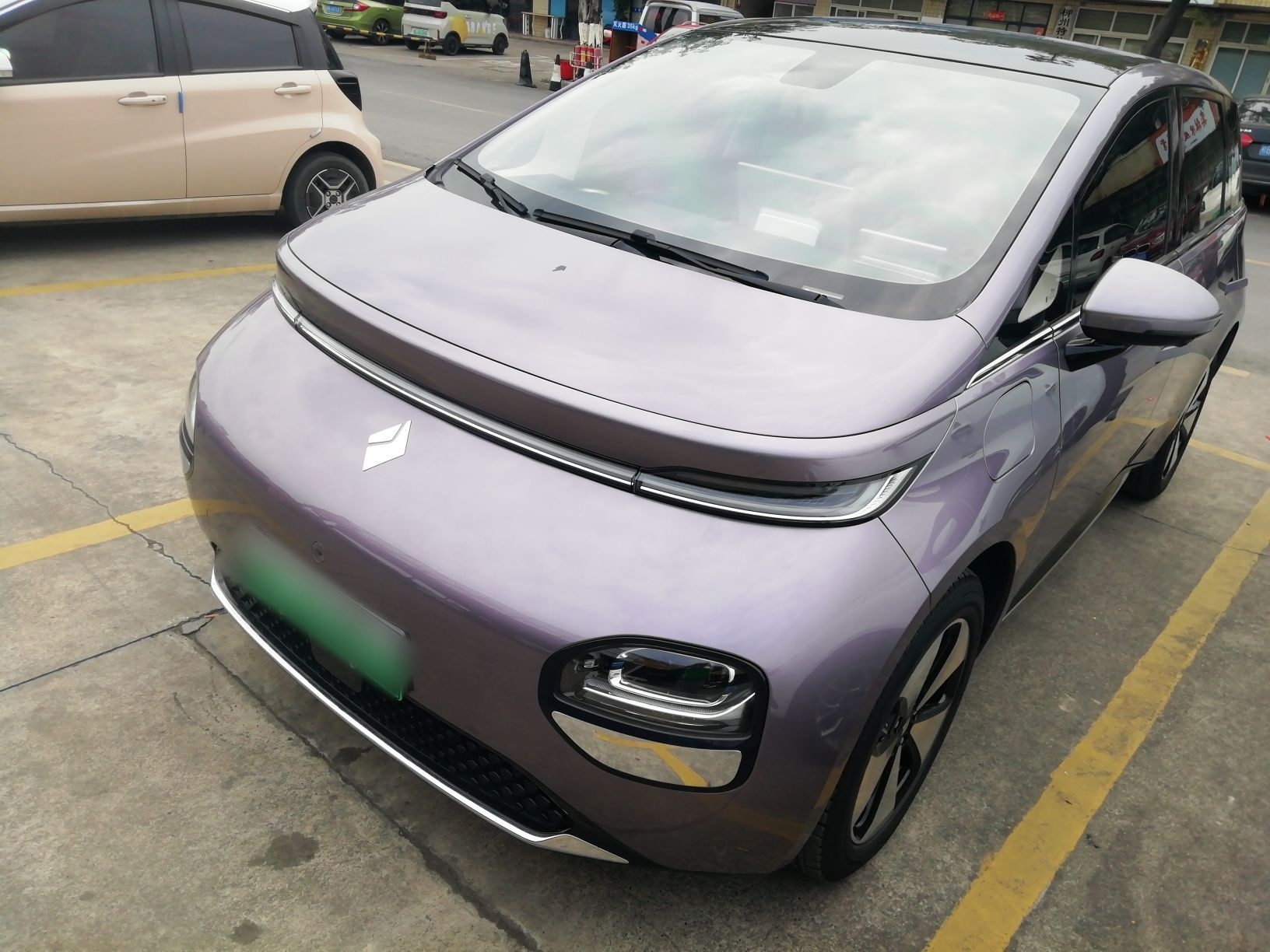 تحت مقدمة السيارة