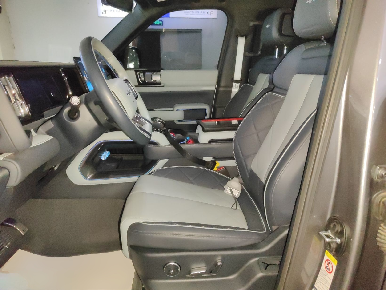 المقاعد الأمامية داخل السيارة