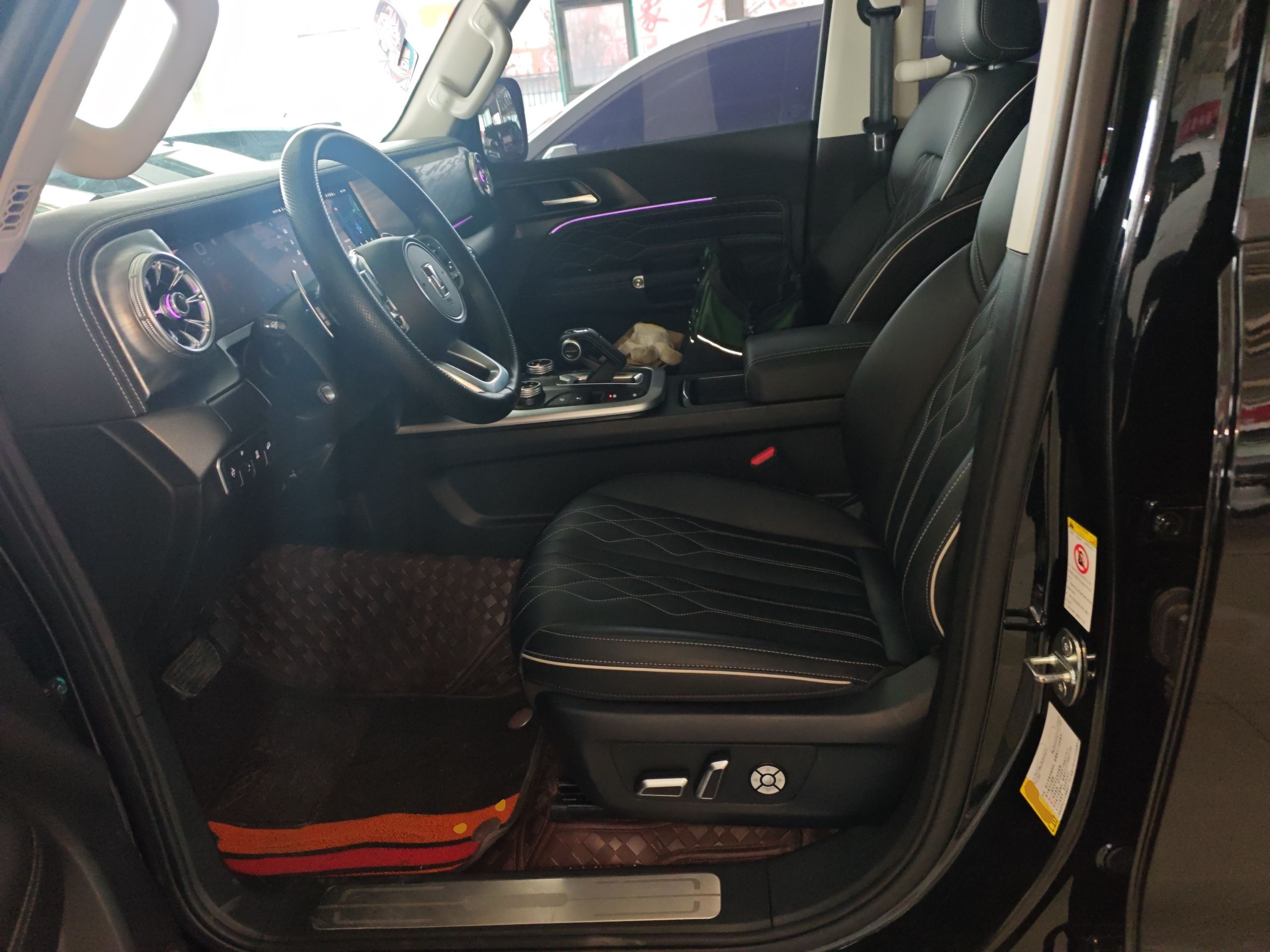 المقاعد الأمامية داخل السيارة