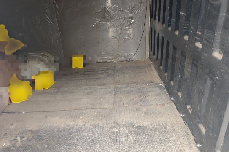 Used Iveco Daily 2020 2.8T V35 Box Truck with Dual Tires Mid-Roof Design 3 Seats Emission Standard China V
