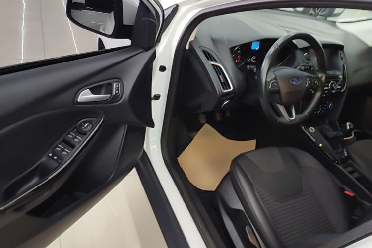 Used Ford Focus 2015 Hatchback 1.6L Manual Fashion Edition
