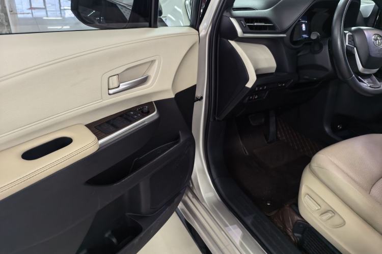 Used Toyota Sienna 2021 2.5L Hybrid Luxury Edition
