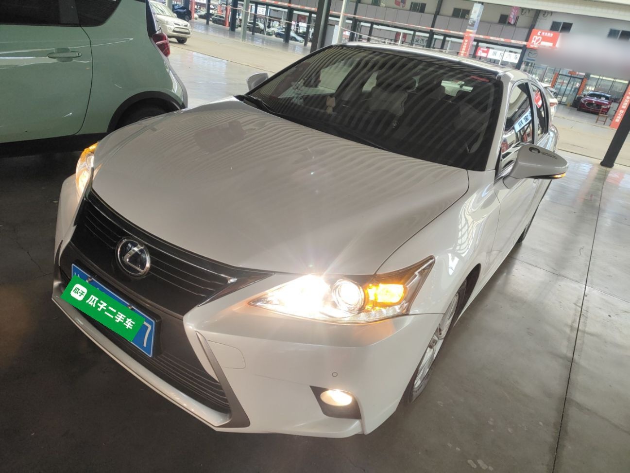 تحت مقدمة السيارة