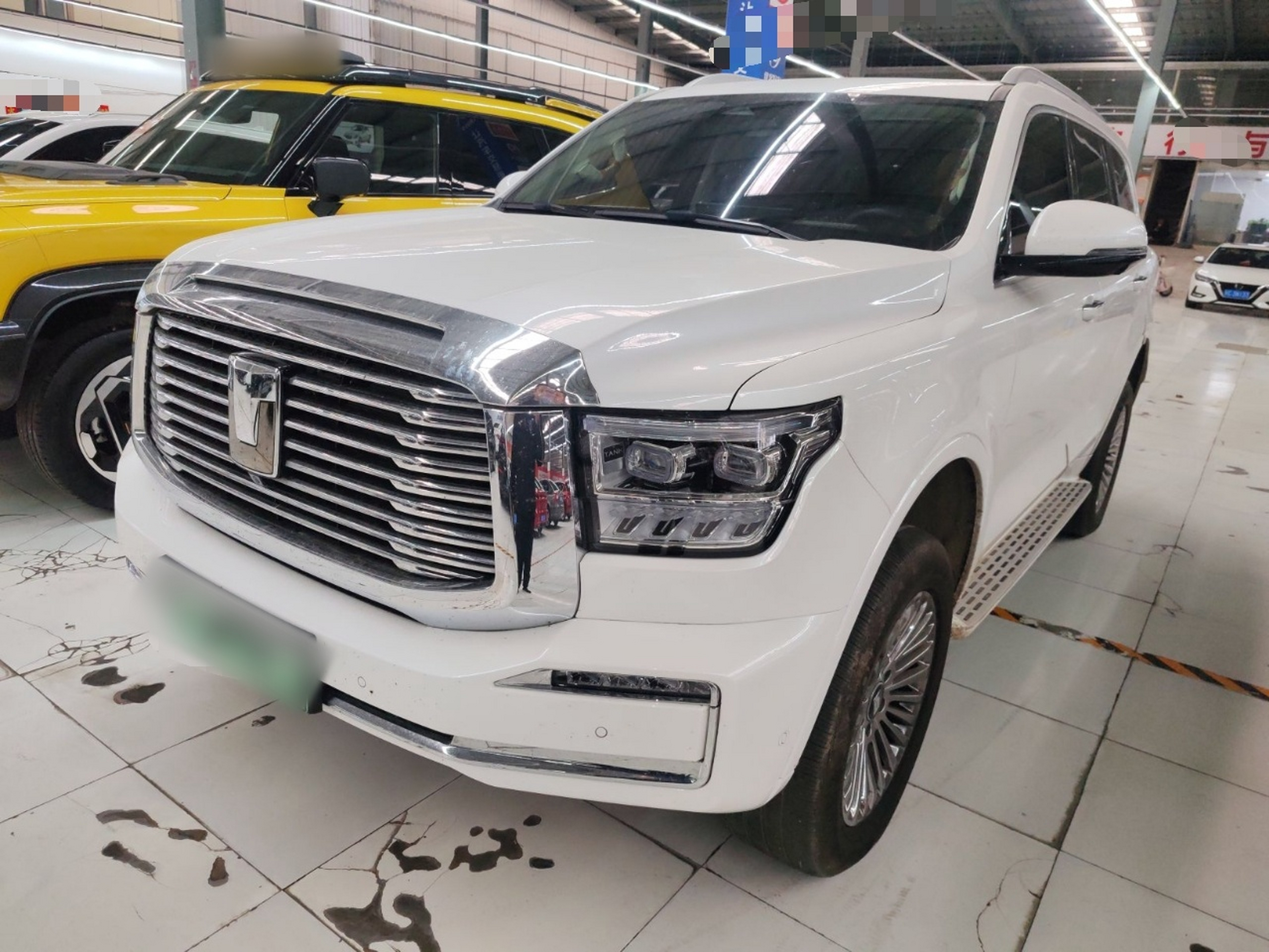 تحت مقدمة السيارة