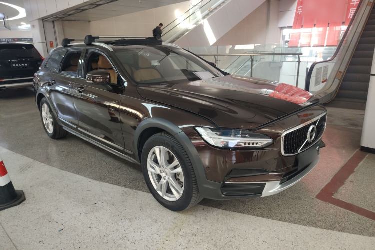 Used Volvo V90 2017 Cross Country T5 AWD Smart Range Edition Front Right 45 Deg