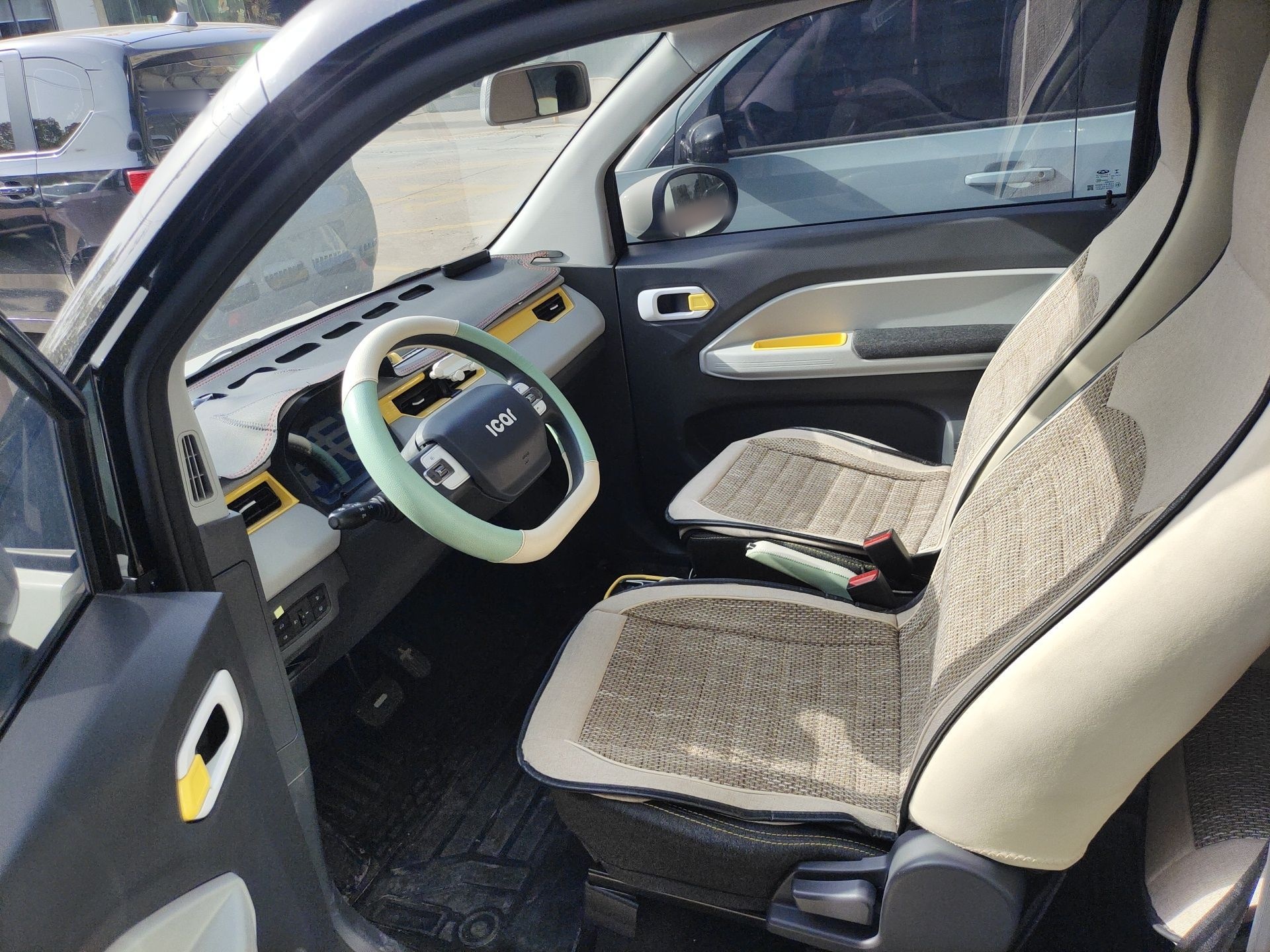 المقاعد الأمامية داخل السيارة