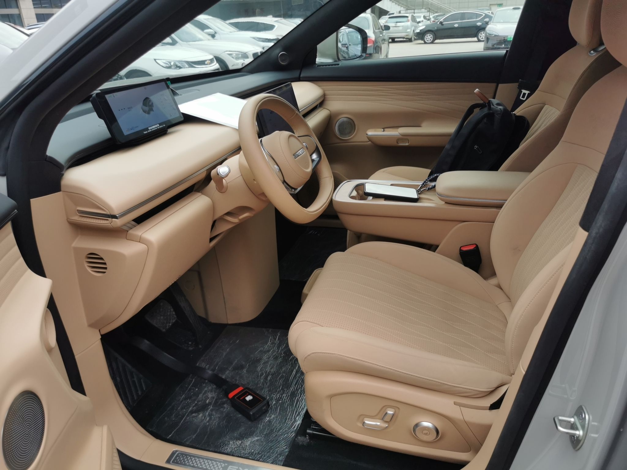 المقاعد الأمامية داخل السيارة