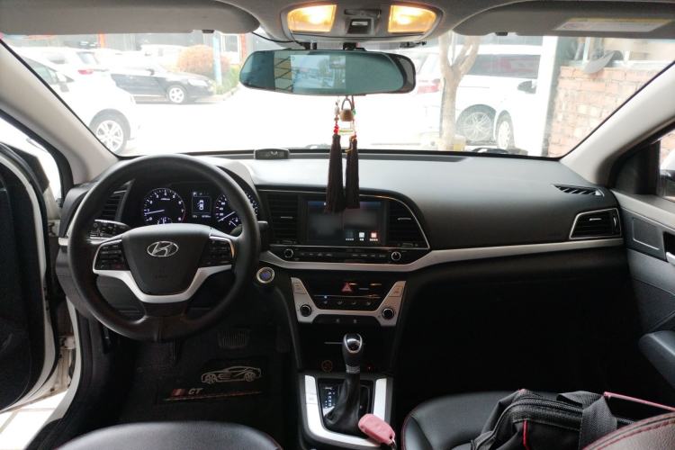 Used Hyundai Elantra (6th Generation / Lingdong) 2018 1.6L Automatic 15th Anniversary Special Edition Center Console