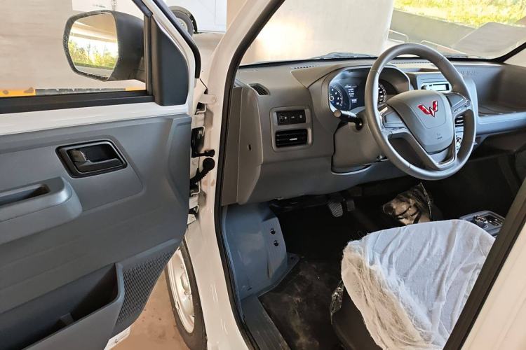 Used Wuling Yangguang 2024 300KM Comfort Version Passenger Van 75kW