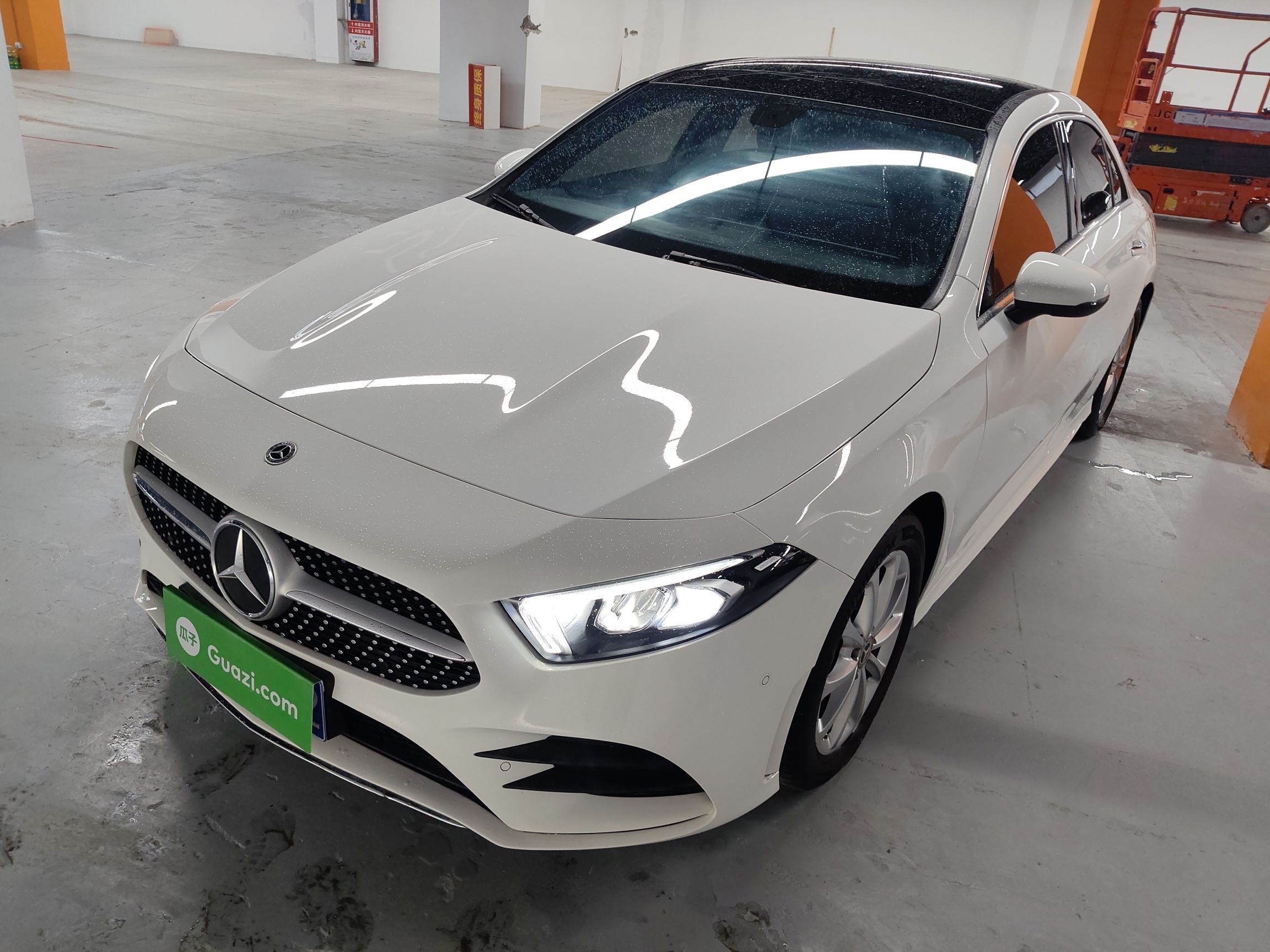 Под передней частью автомобиля