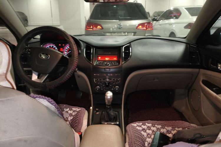 Used Bestune B50 2013 1.6L manual Comfort trim level Center Console