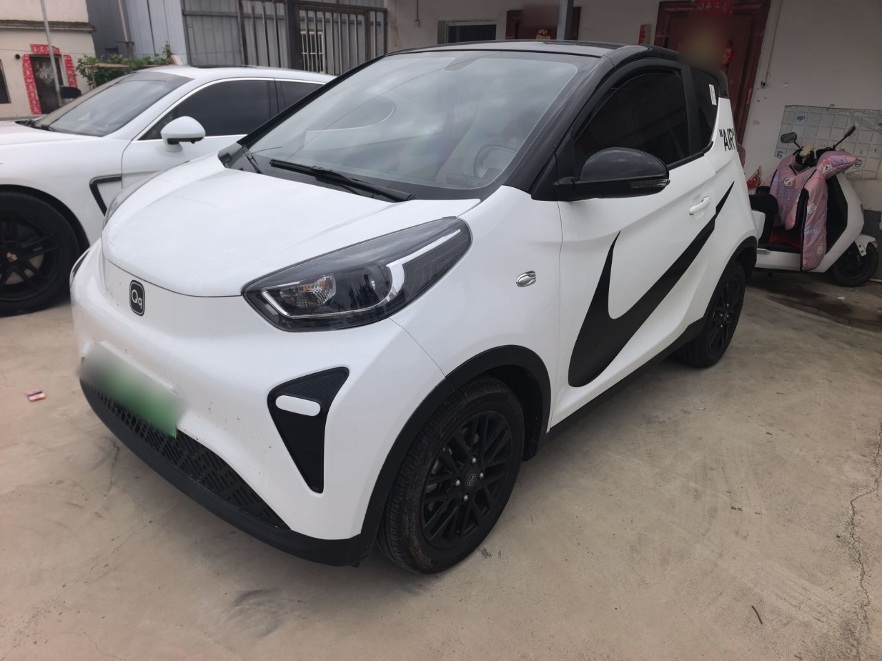 Под передней частью автомобиля