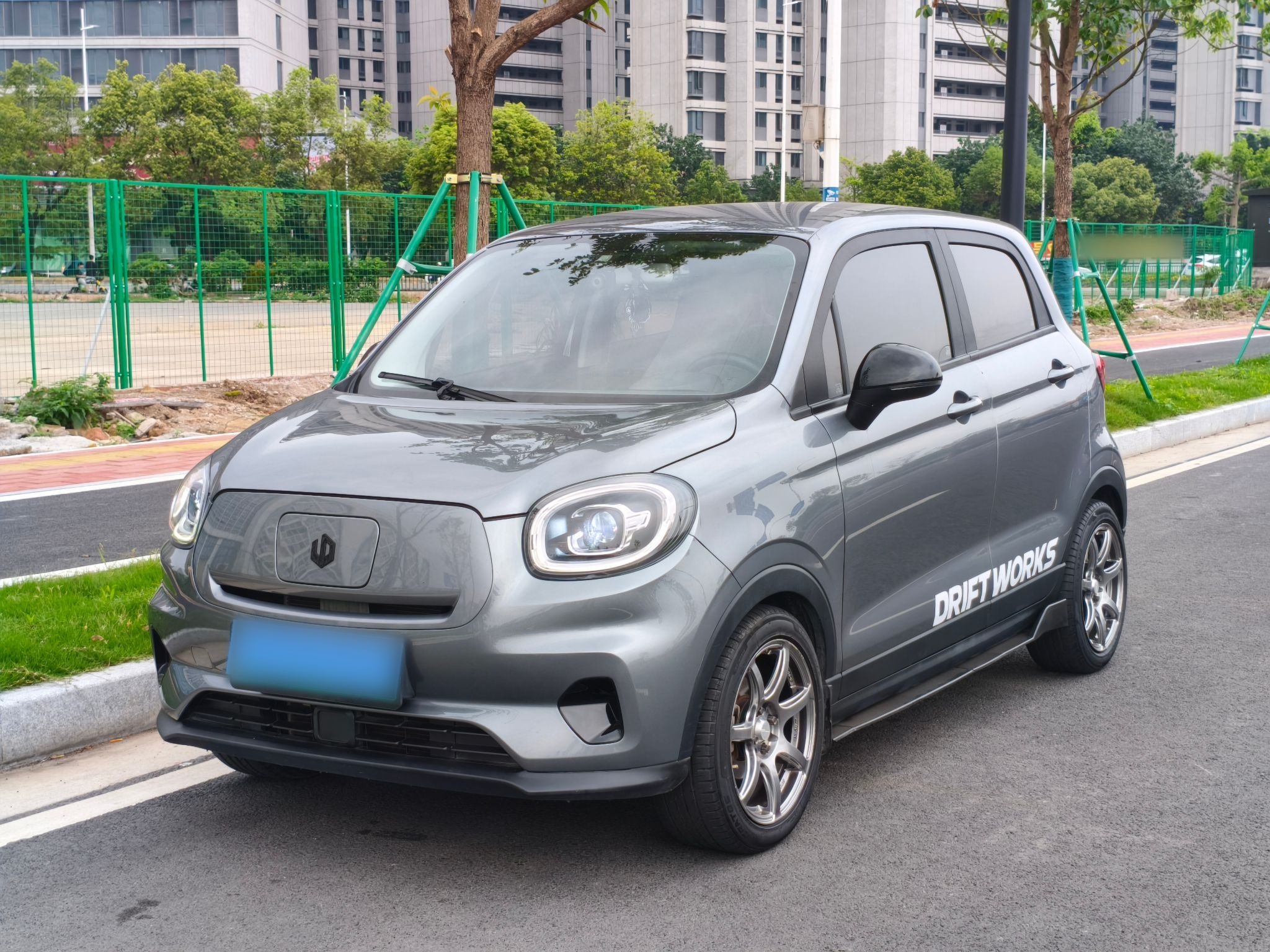 Под передней частью автомобиля