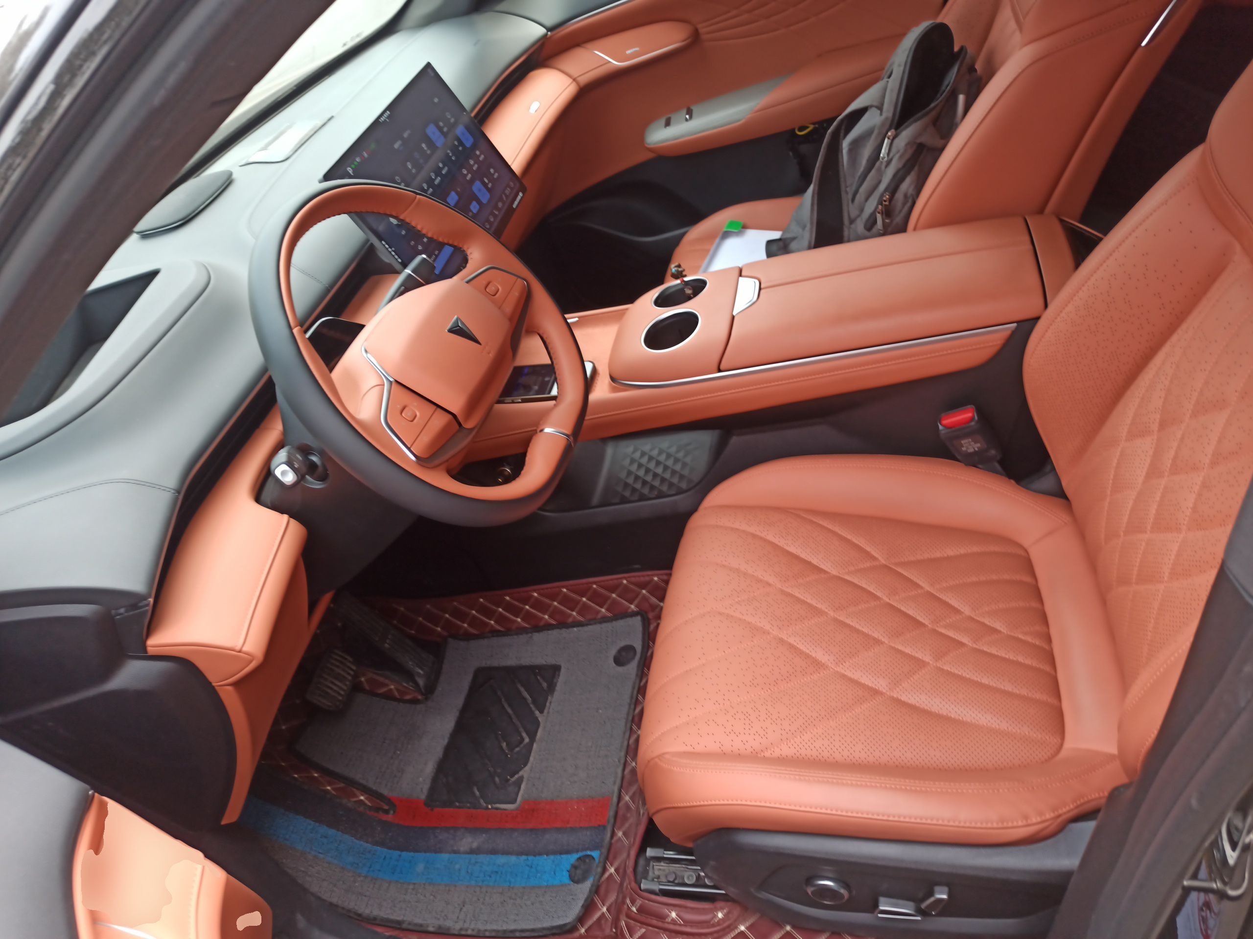 المقاعد الأمامية داخل السيارة