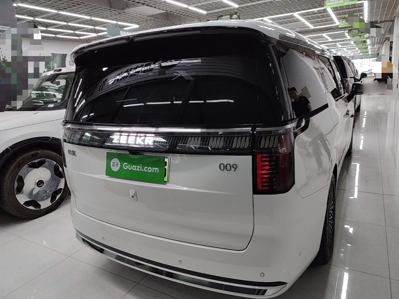 Zeekr 009 2024 7-Seater Walk-Through Version Four-Wheel Drive 108 kWh — снимка 5