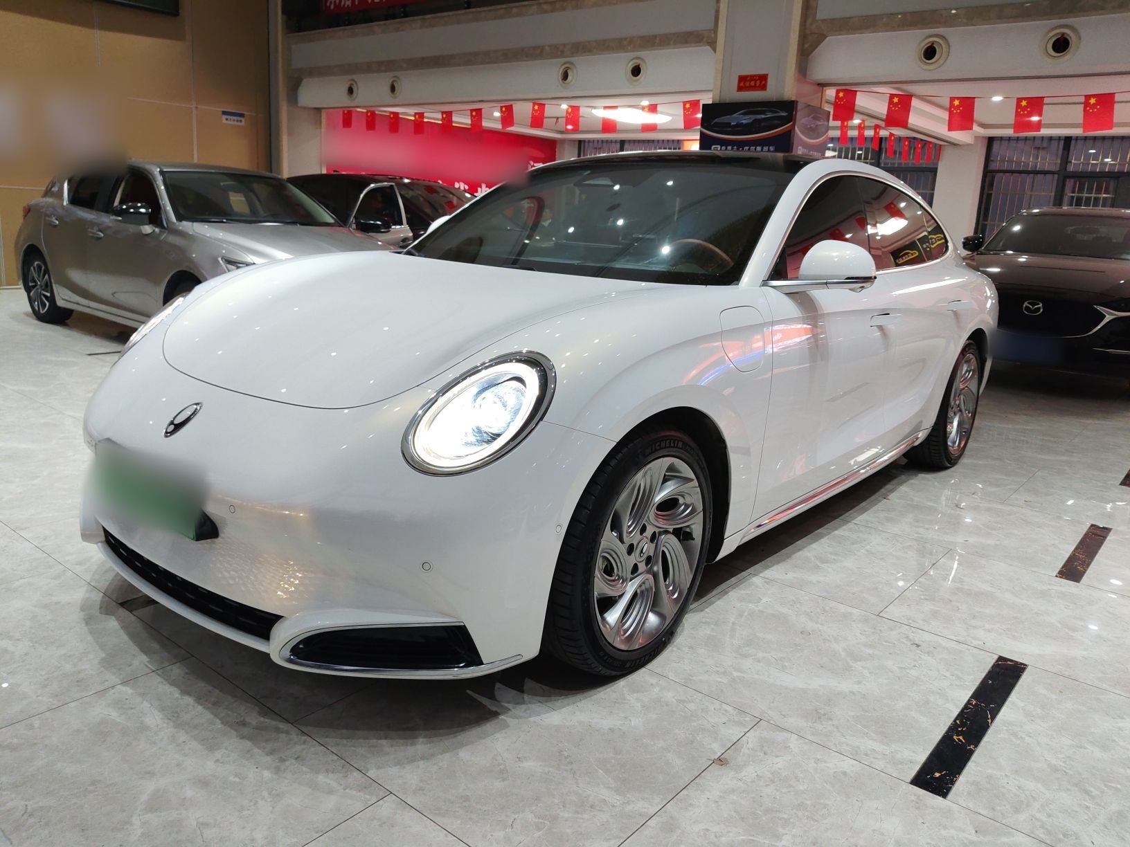 Под передней частью автомобиля