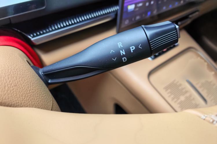 Used VOYAH Dream 2025 EV Four-Wheel Drive Prestige Kunpeng Edition
