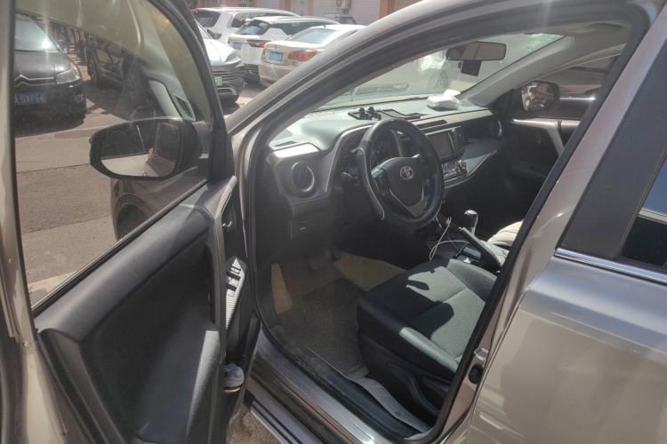 Used Toyota RAV4 2015 2.0L CVT Two-Wheel Drive Fashion Edition Driver Seat