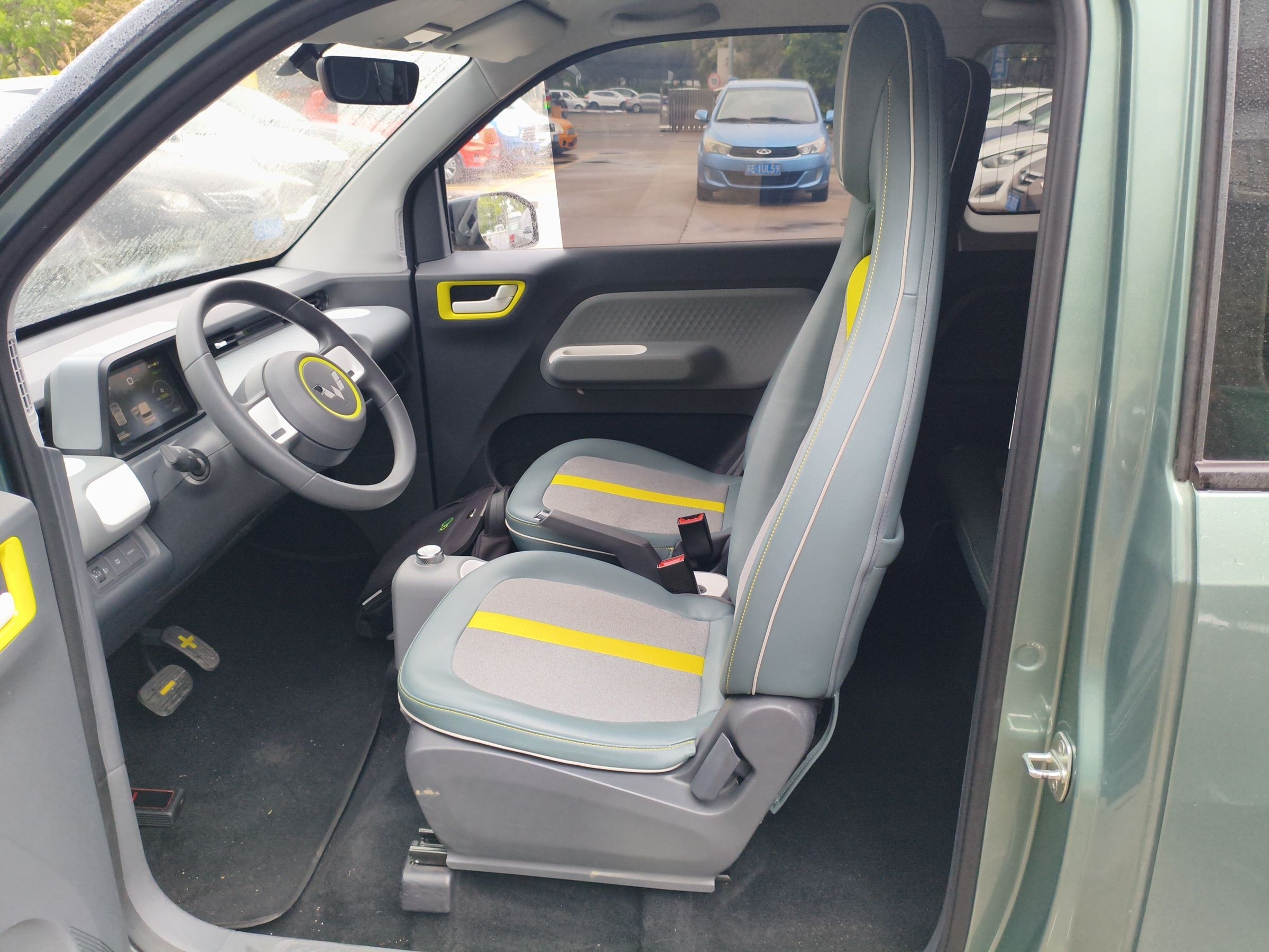 Переднее сиденье в автомобиле