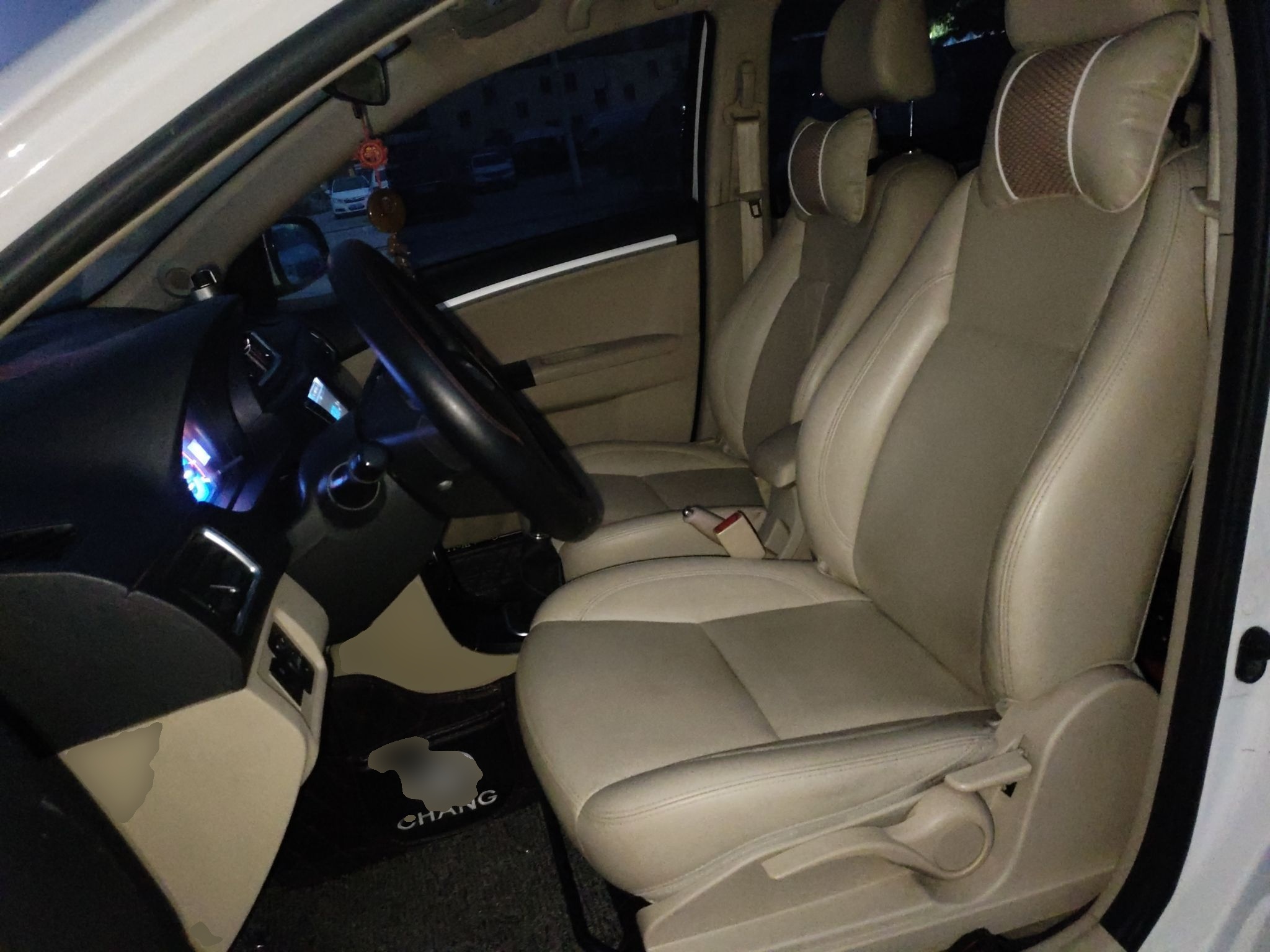 Переднее сиденье в автомобиле