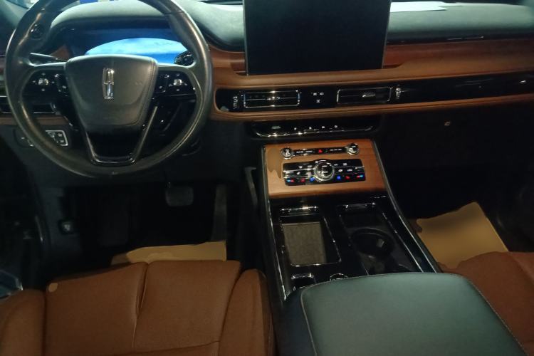 Used Lincoln Aviator 2022 3.0T V6 Four-Wheel Drive Luxury Edition Center Console