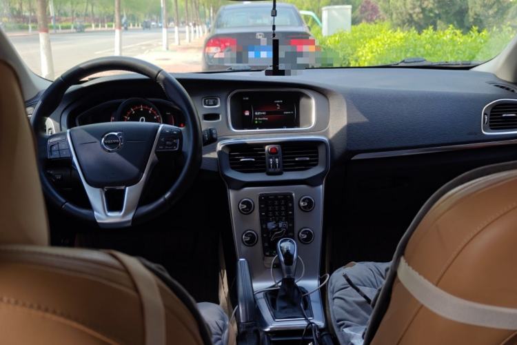 Used Volvo V40 2017 T3 Zhiya Edition Center Console