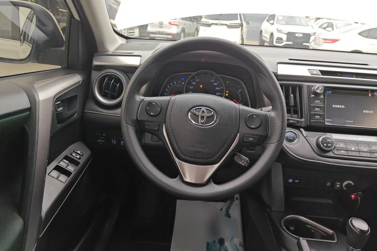 Used Toyota RAV4 2016 2.0L CVT Two-Wheel Drive Fashion Edition China V Standard
