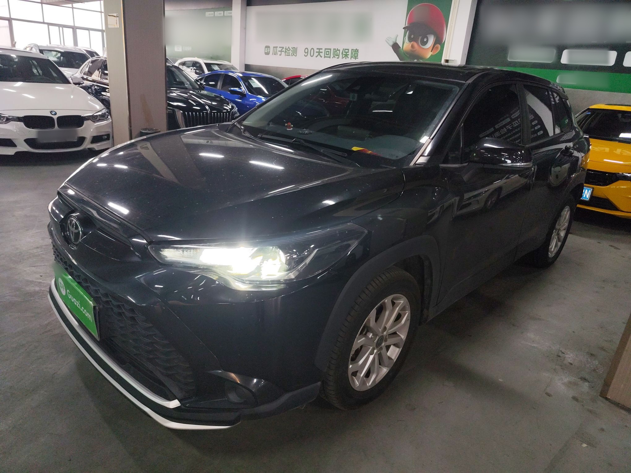 تحت مقدمة السيارة