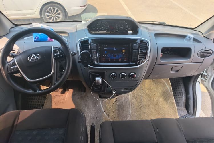 Used SAIC MAXUS Xintu V80 2018 2.5T 6-Speed Manual Aoyuntong Facelifted Short Wheelbase Mid-Height 5-6-Seater Center Console