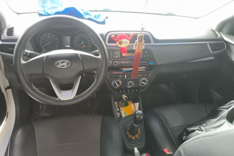 Used Hyundai Verna (older generation) 2020 1.4L Manual GL Refreshed Edition Center Console