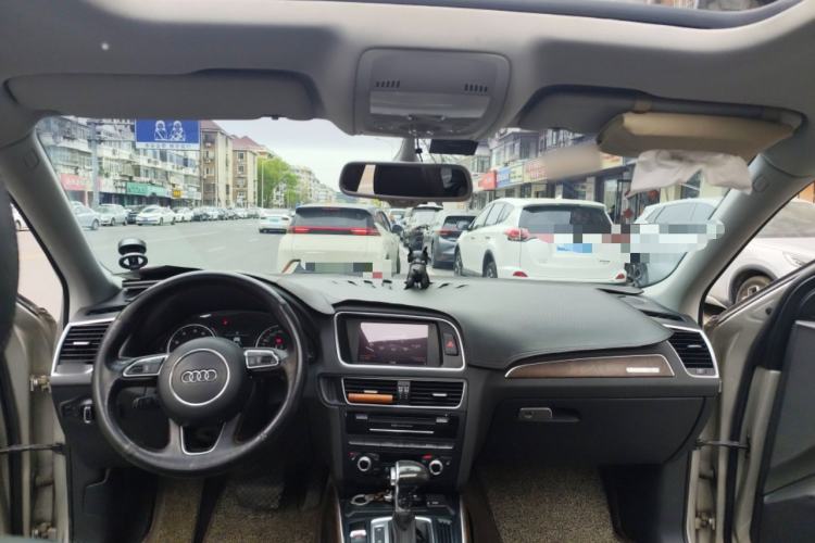 Used Audi Q5 2013 40 TFSI Comfort Edition Center Console