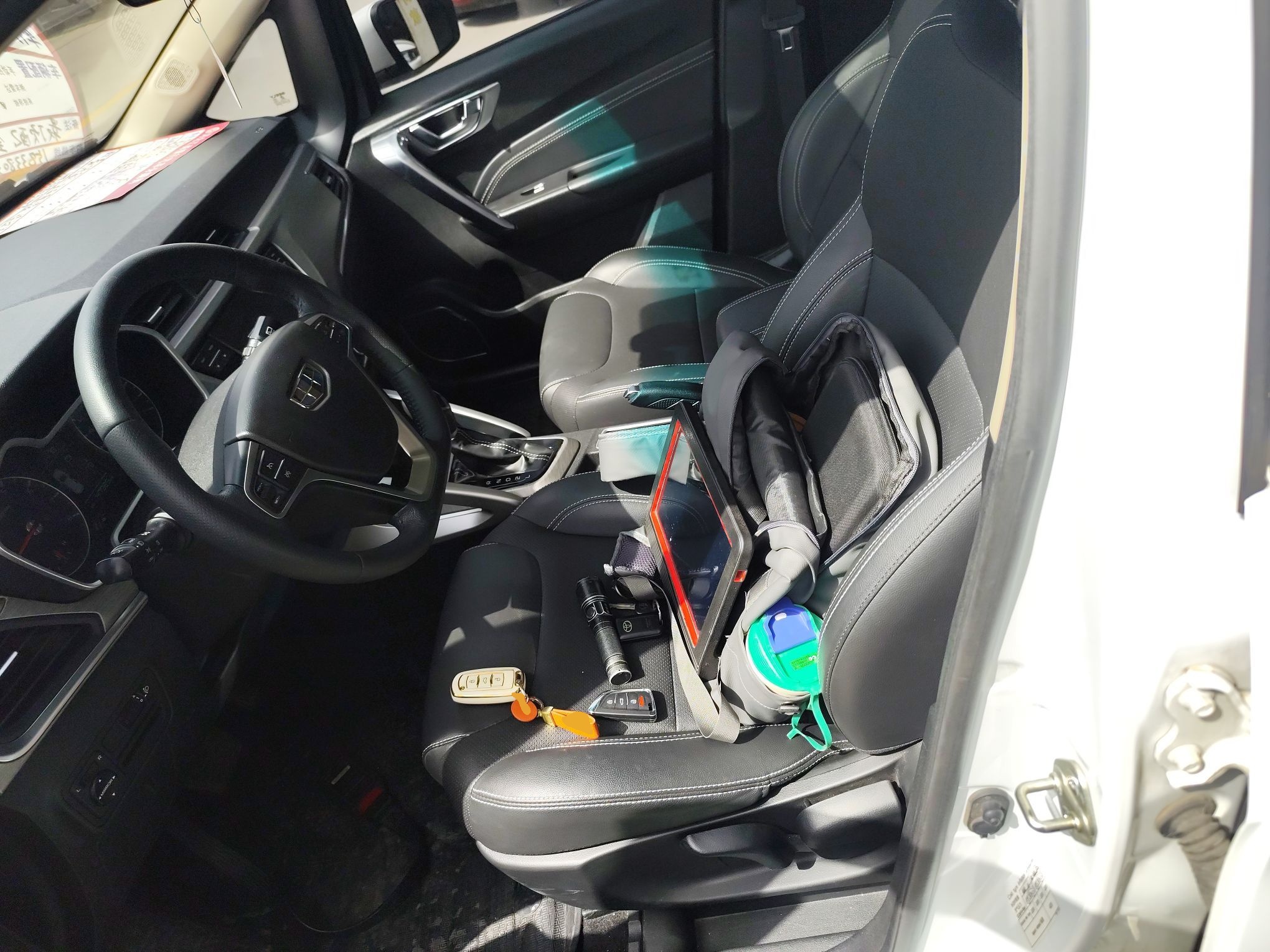 المقاعد الأمامية داخل السيارة