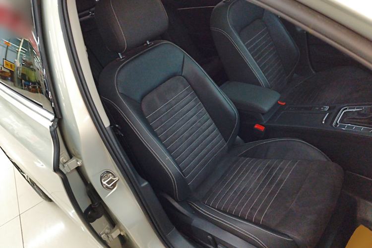 Used Volkswagen Magotan 2021 330TSI DSG 30th Anniversary Edition Right Front Seat