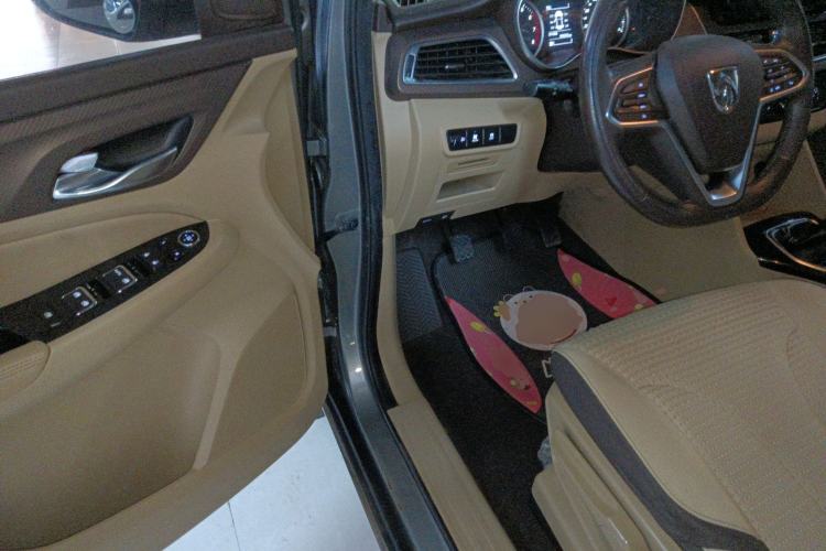 Used Baojun 730 2017 1.5T Manual Fashion Version 7 Seats China V Emission Standard
