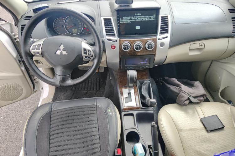 Used Mitsubishi Pajero Sport 2013 3.0L Automatic 4x4 Flagship Edition Center Console