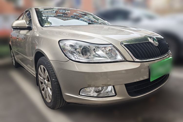 Used Skoda Octavia 2013 1.6L Manual Yijie Edition Front Right 45 Deg