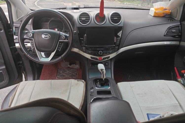 Used BYD S7 2015 2.0T Automatic Prestige Model Center Console