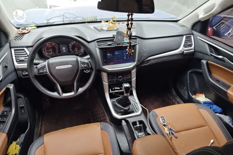 Used SAIC MAXUS T70 2021 2.0T Diesel Manual Two-Wheel Drive Entry-Level Version with Long Bed and High Ground Clearance
