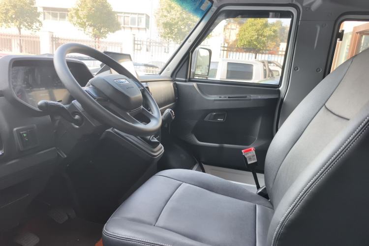 Used Iveco Daily 2023 2.5T A35M1 Short Wheelbase Low-Roof Single-Tire Side-Sliding Door 5-9 Seater