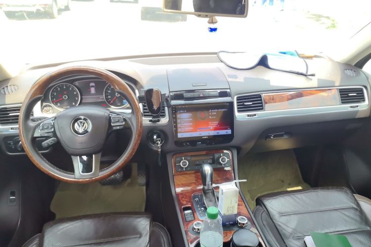 Used Volkswagen Touareg 2011 3.0 TSI Comfort Version Center Console