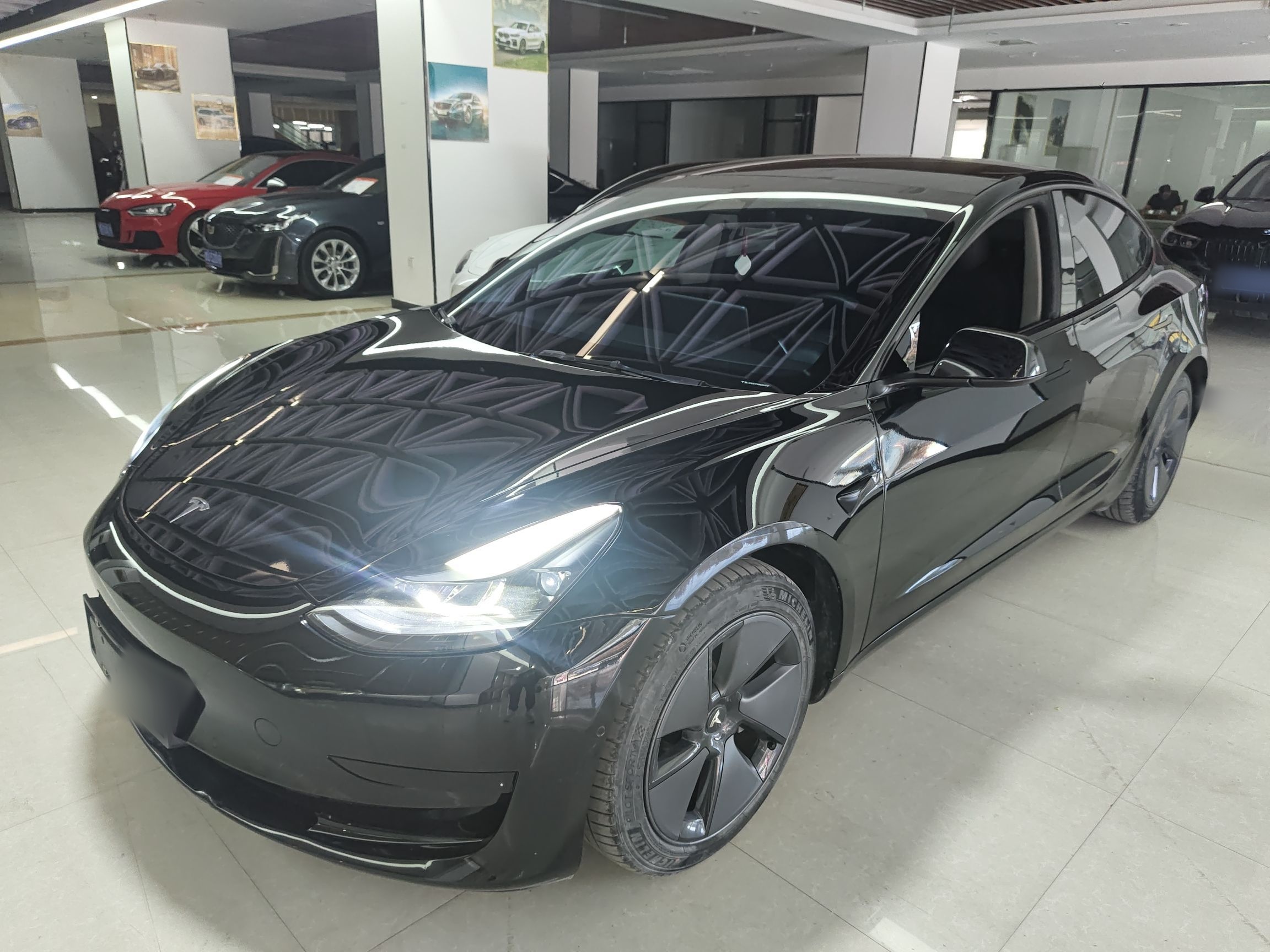 Под передней частью автомобиля