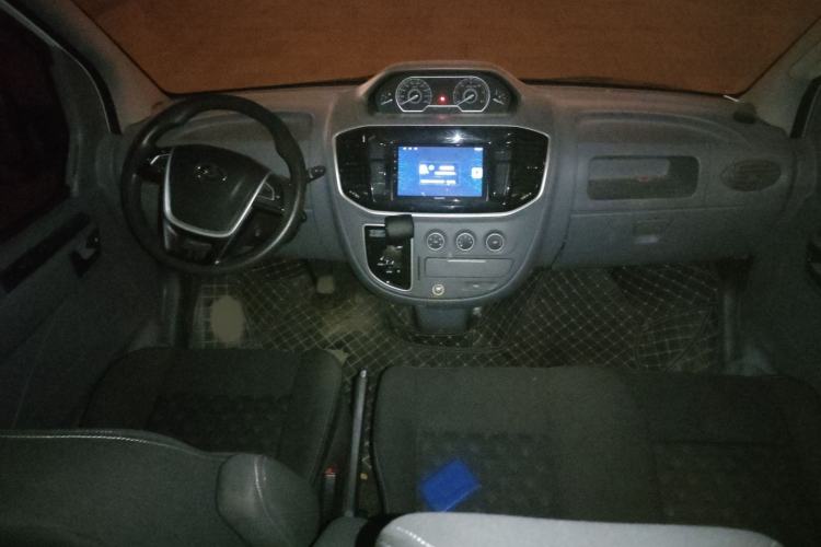 Used SAIC MAXUS Xintu V80 2023 2.0T AMT Classic Aoyuntong Short Wheelbase Mid-Roof 5/6-Seater Interior 2